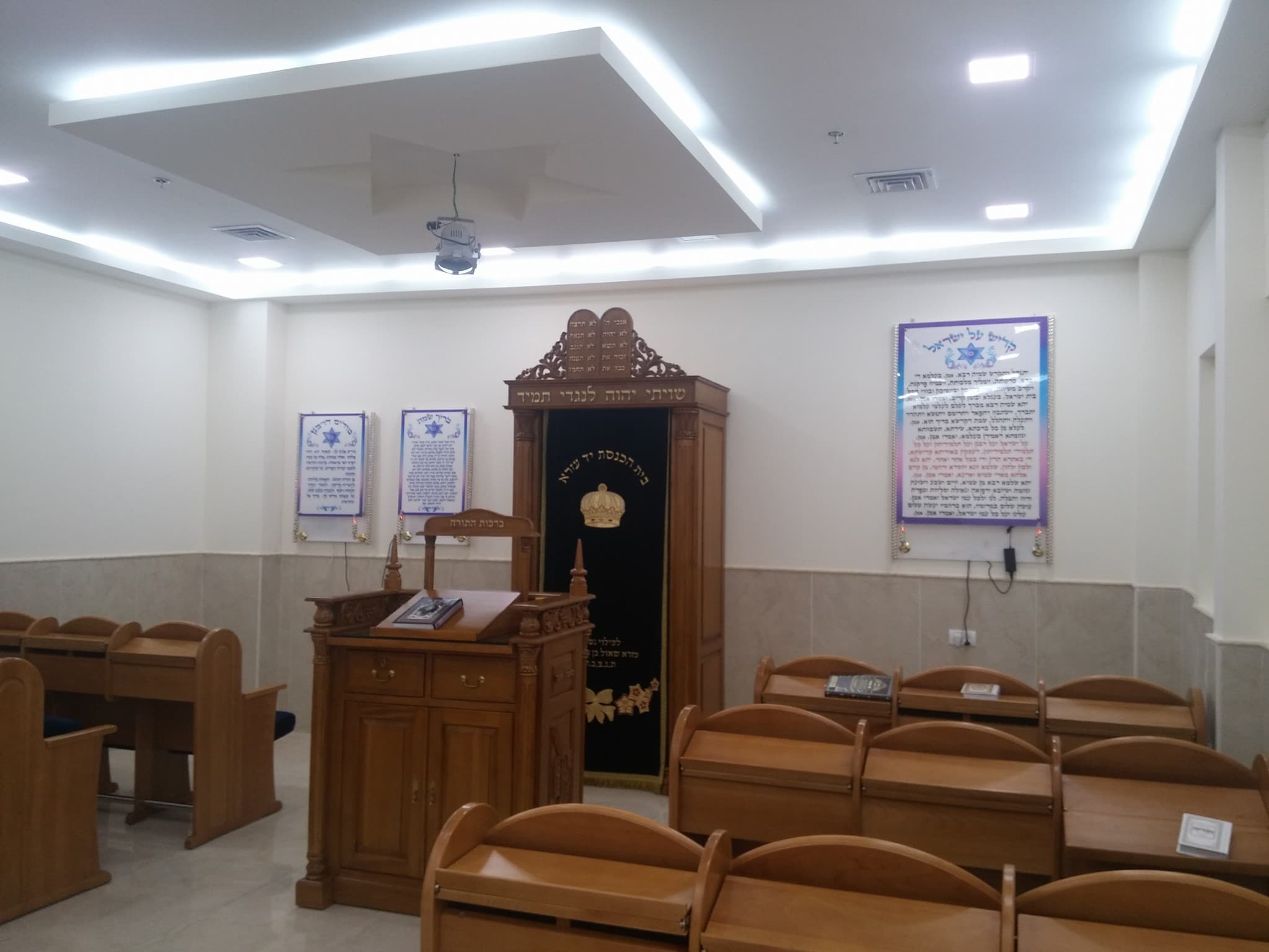 שיפוץ בית כנסת - תקרות גבס עם תאורת LED מקצועית